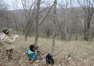 IMG_5673T_丘陵地から親子を観察.jpg